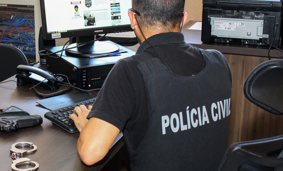 Policial civil ao computador