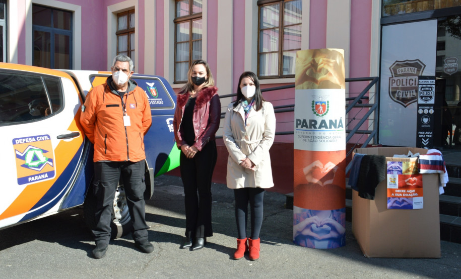 Momento da entrega, com envolvidos posando para foto