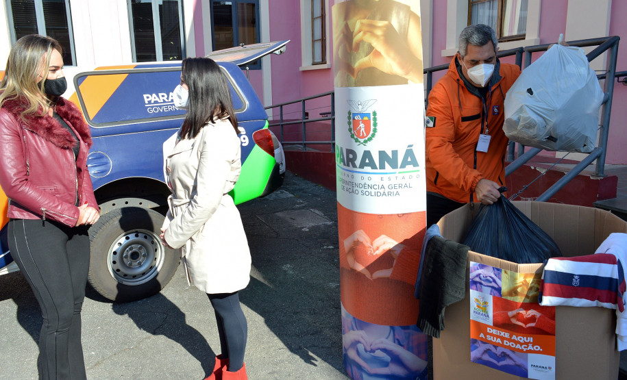 Momento da entrega dos agasalhos arrecadados