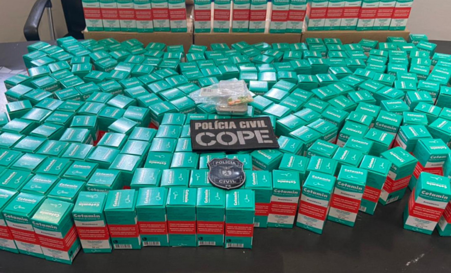 Diversas caixas de medicamento apreendidas, sobre uma mesa