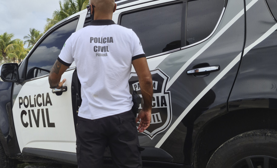 Policial civil entrando em viatura