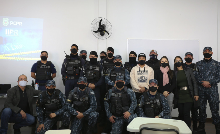 Palestrantes e integrantes da guarda municipal posando para foto