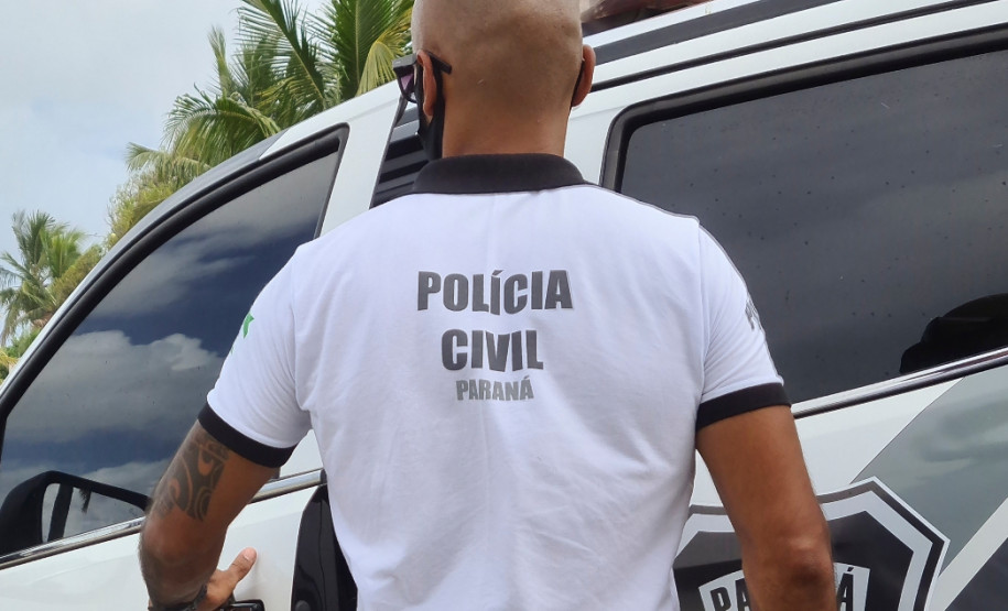 Policial civil de costas, entrando em viatura