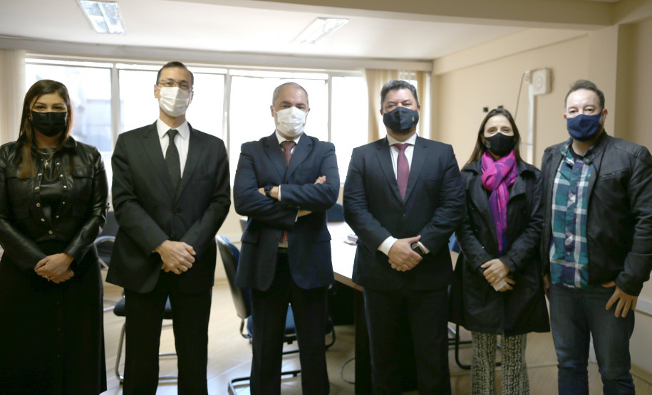 Envolvidos na visita posando para fotografia