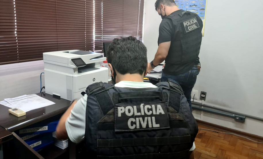 Dois policiais investigando documentos