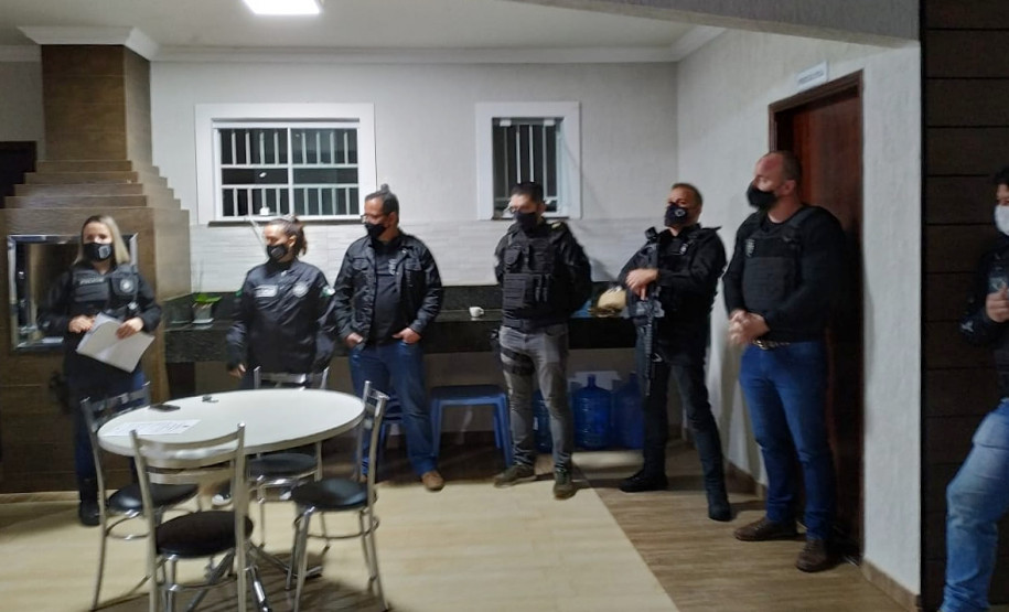 Policiais reunidos antes de saída para operação