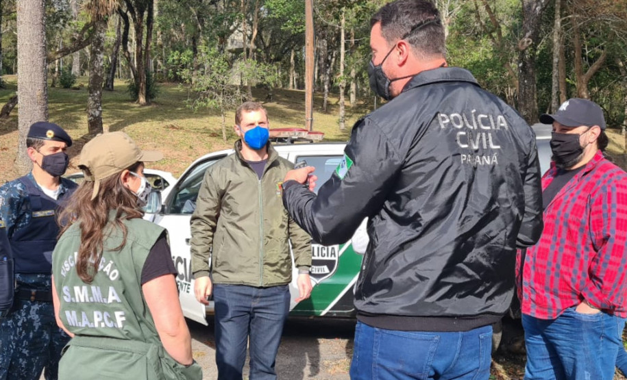 Policial civil conversando com outros envolvidos no resgate
