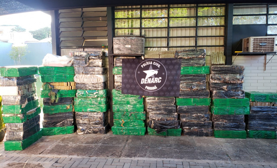 Pacotes de droga empilhados