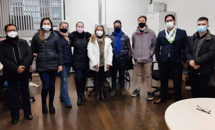 Envolvidos no evento reunidos para fotografia