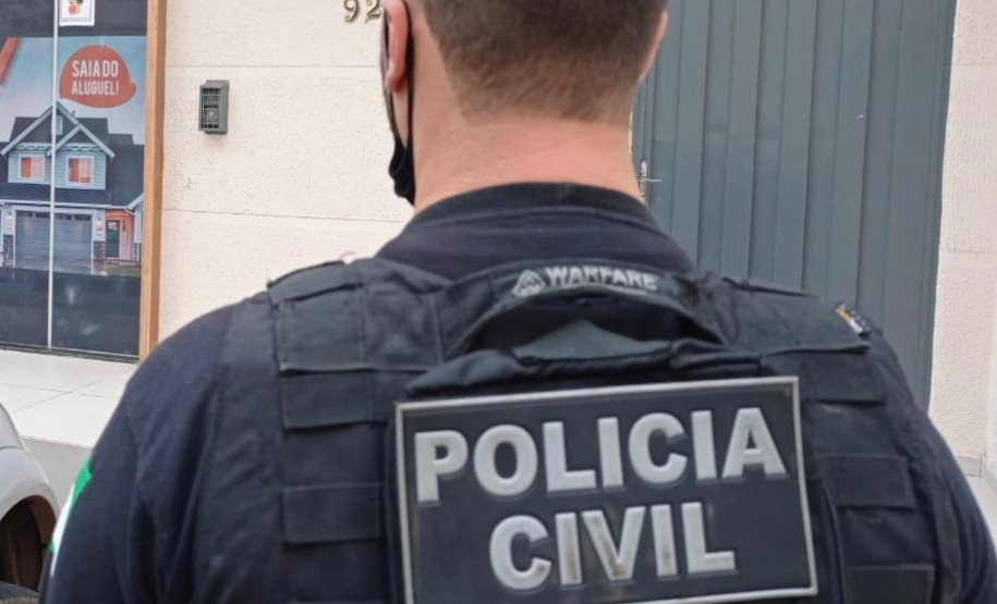 Policial civil de costas