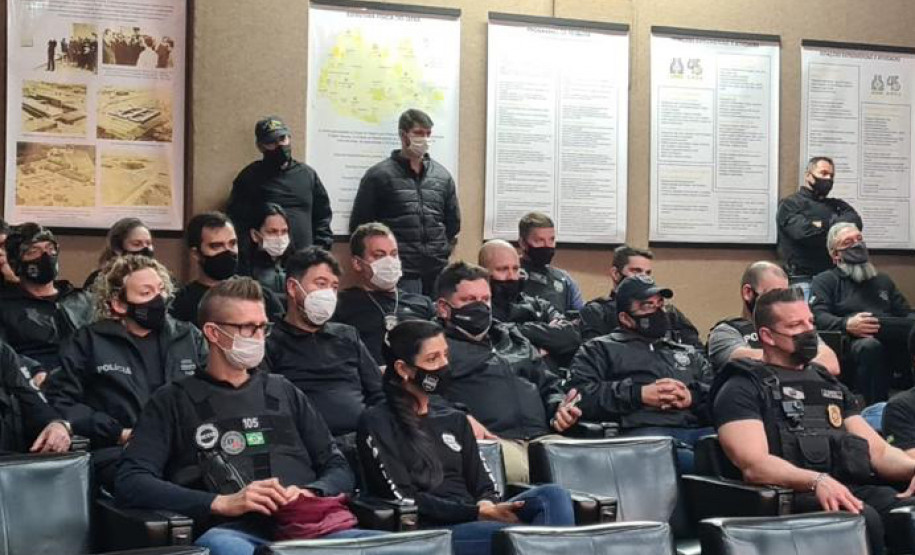 Policiais civis reunidos para receber instruções sobre a operação