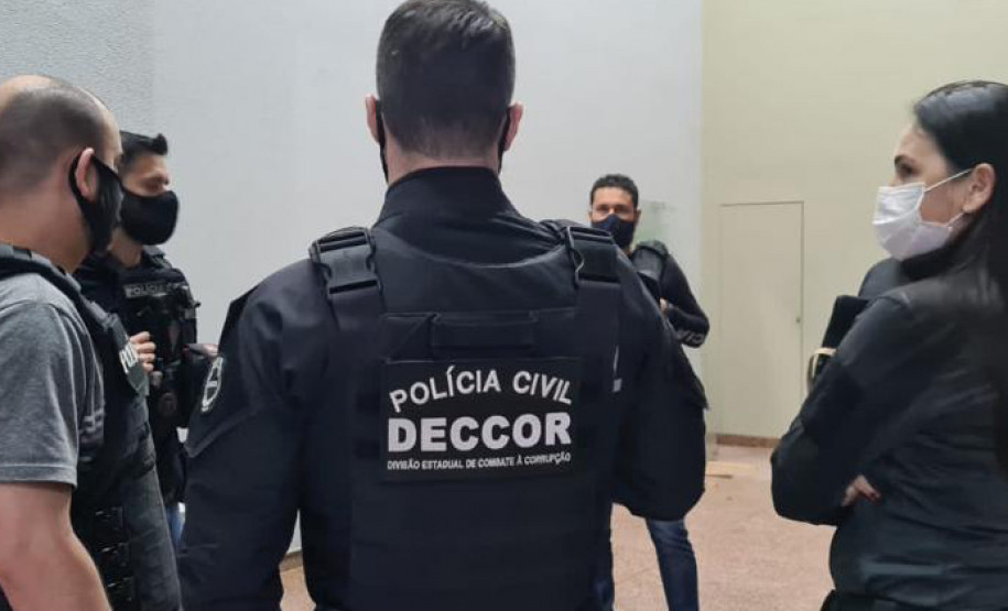 Policiais civis reunidos recebendo instruções para operação