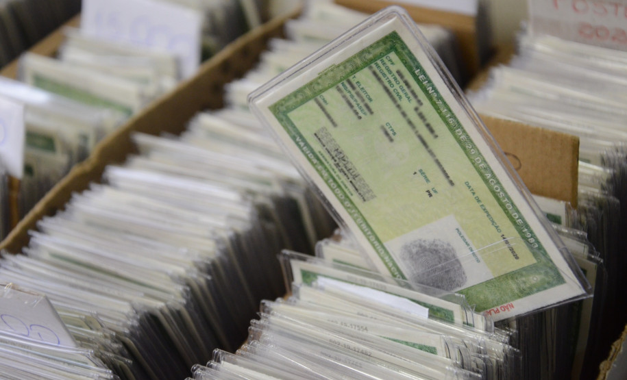 Centenas de documentos de identidade organizados em caixas