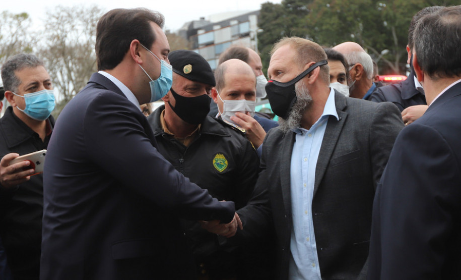 O Governo do Paraná reforça o planejamento de renovação da frota de veículos das forças de segurança pública. Nesta quarta-feira (11), o governador Carlos Massa Ratinho Junior entregou novas viaturas para a Policia Militar, Policia Civil  e Corpo de Bombeiros.