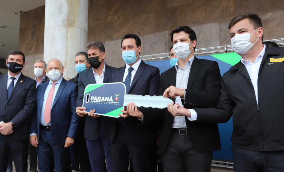 O Governo do Paraná reforça o planejamento de renovação da frota de veículos das forças de segurança pública. Nesta quarta-feira (11), o governador Carlos Massa Ratinho Junior entregou novas viaturas para a Policia Militar, Policia Civil  e Corpo de Bombeiros.