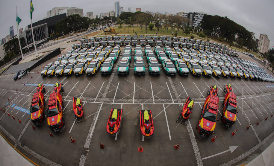 O Governo do Paraná reforça o planejamento de renovação da frota de veículos das forças de segurança pública. Nesta quarta-feira (11), o governador Carlos Massa Ratinho Junior entregou novas viaturas para a Policia Militar, Policia Civil  e Corpo de Bombeiros.