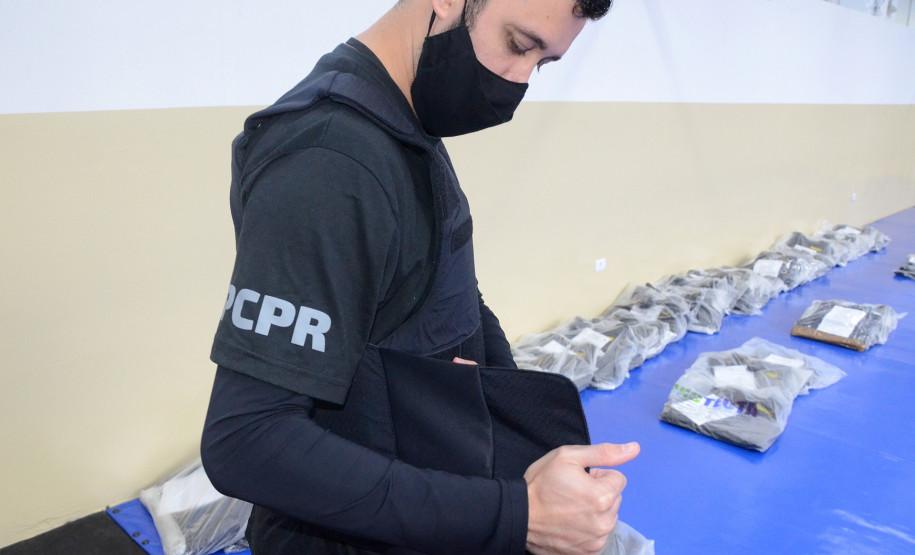 Aluno colocando colete recebido