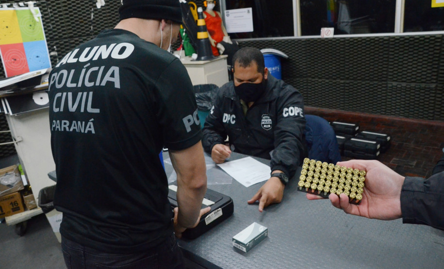 Aluno recebendo arma e cartuchos