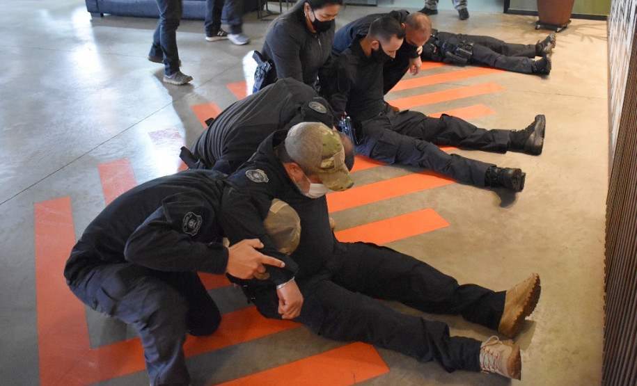 Participantes do curso executando uma ação de salvamento