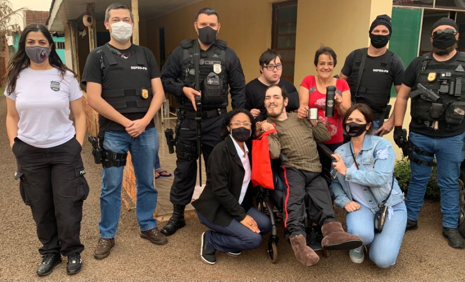 PCPR visita jovem e realiza sonho de conhecer agentes de segurança pública