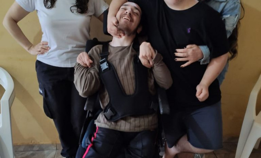 PCPR visita jovem e realiza sonho de conhecer agentes de segurança pública