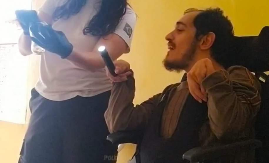 PCPR visita jovem e realiza sonho de conhecer agentes de segurança pública