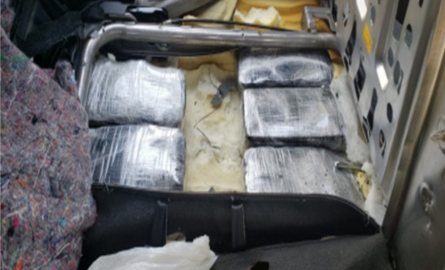 PCPR e PRF apreendem drogas, armas, dinheiro e prendem dois suspeitos na Região Oeste