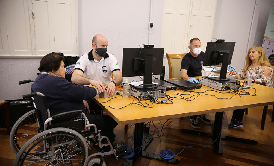 Policial civil recolhendo digital de idosa