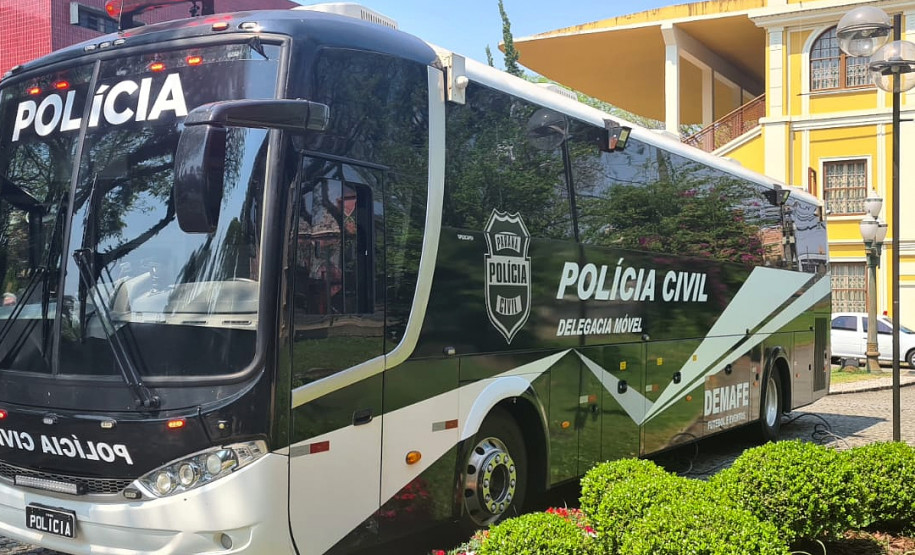 Onibus com delegacia movel estacionado