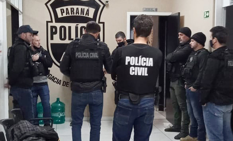 Policiais civis recebendo instruções para operação