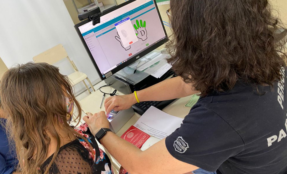 Policial civil recolhendo digital de criança