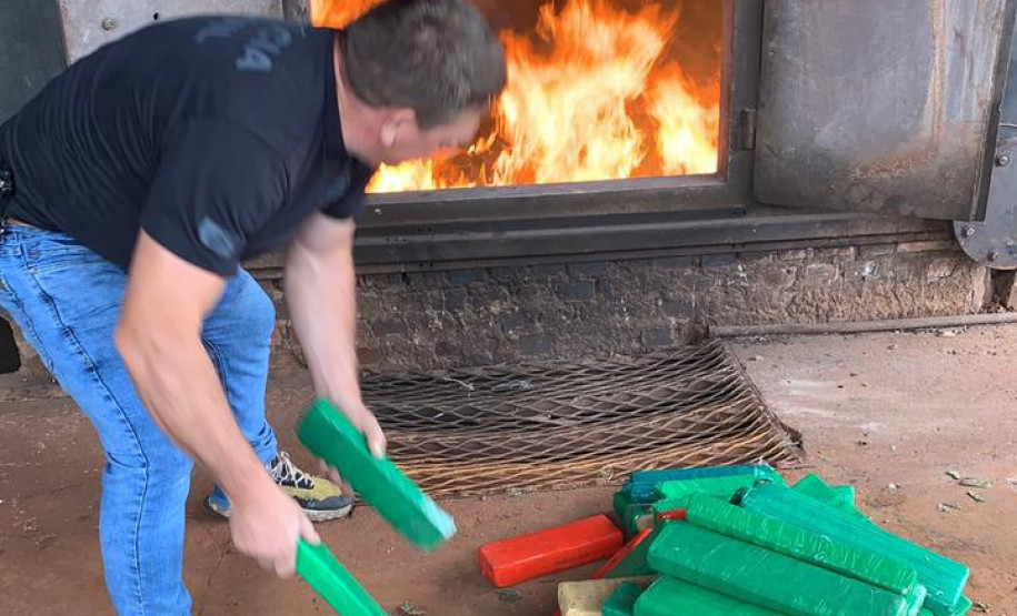 Policial civil jogando tabletes de droga no incinerador