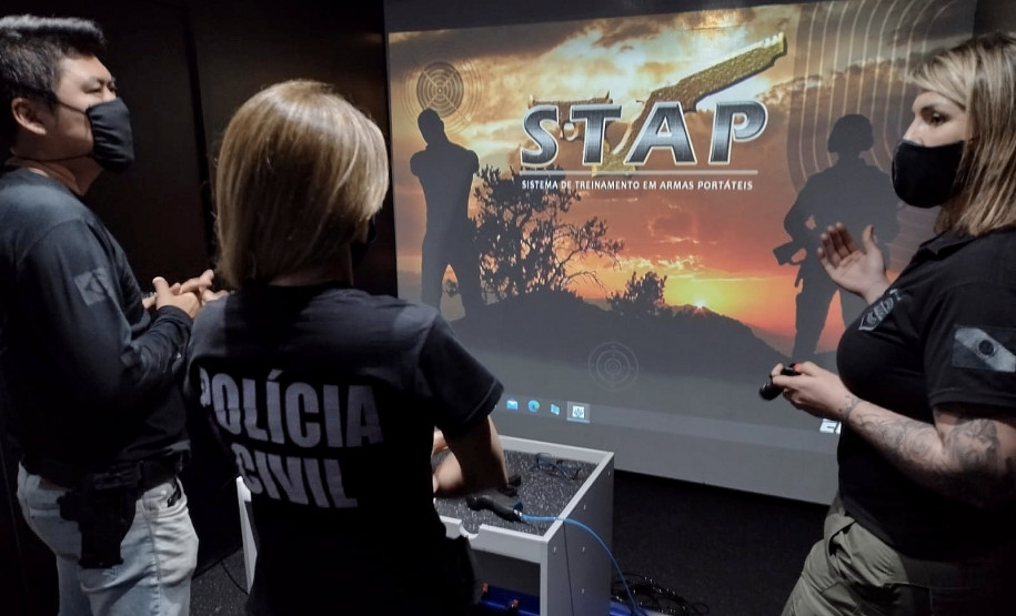 Participantes do curso em treinamento