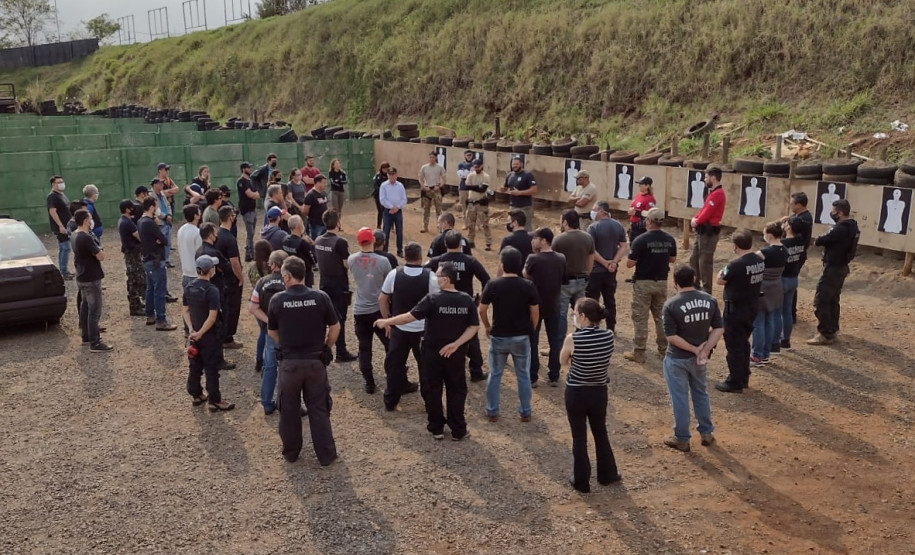 Participantes do curso em treinamento