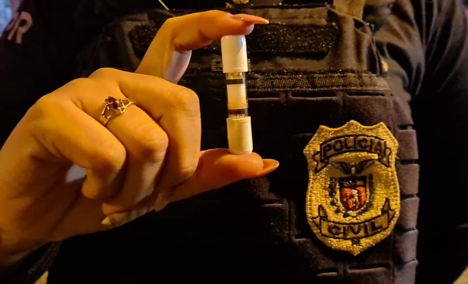 Policial civil mostrando bafômetro