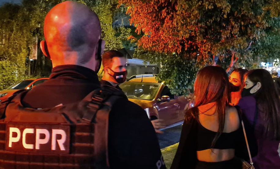 Policiais civis abordando pessoas na ação