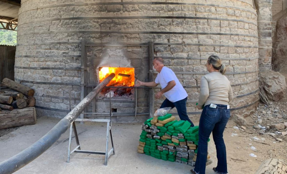 Policiais civis jogando drogas no incinerador