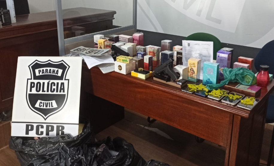 Material apreendido sobre uma mesa