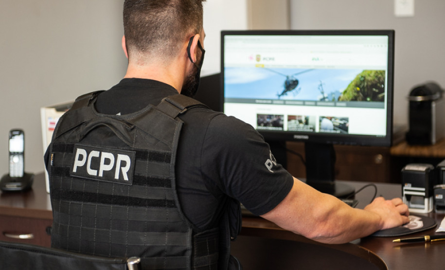 Policial civil ao computador