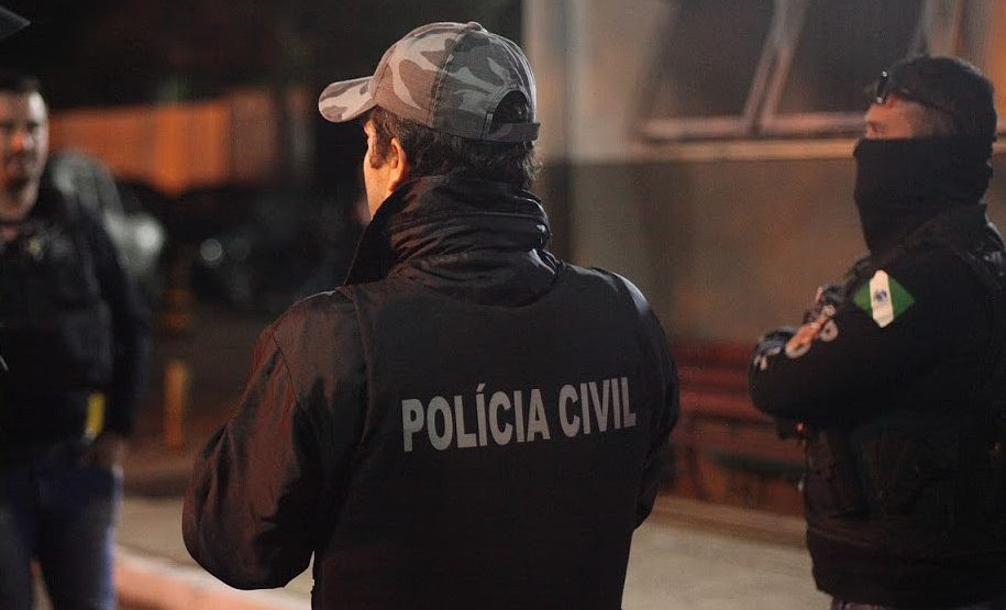 PCPR cumpre mandados na casa de policiais, agente de cadeia e advogada