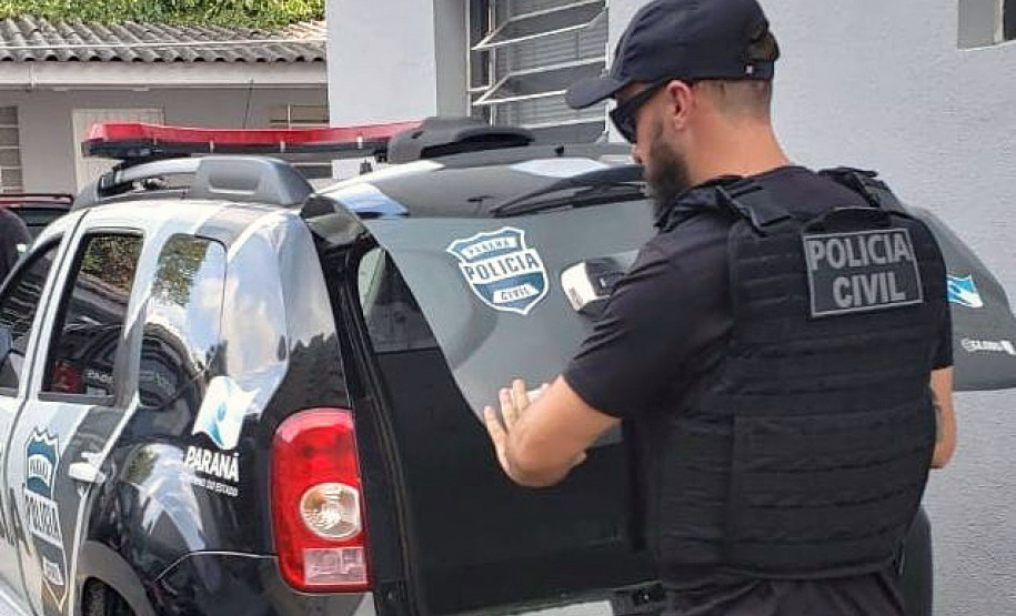 Policial civil fechando tampa do porta-malas de viatura