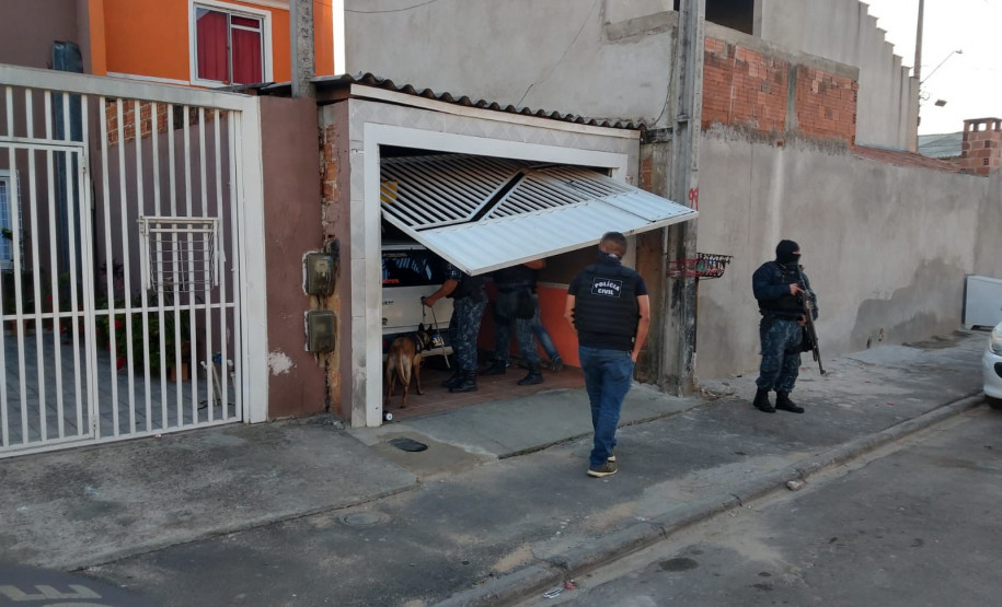 Policiais durante ação