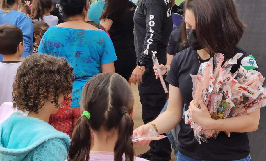 Crianças recebendo presentes