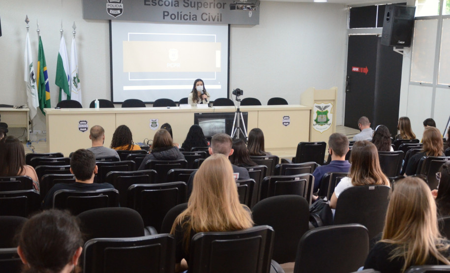 Policial civil conversa com estagiários