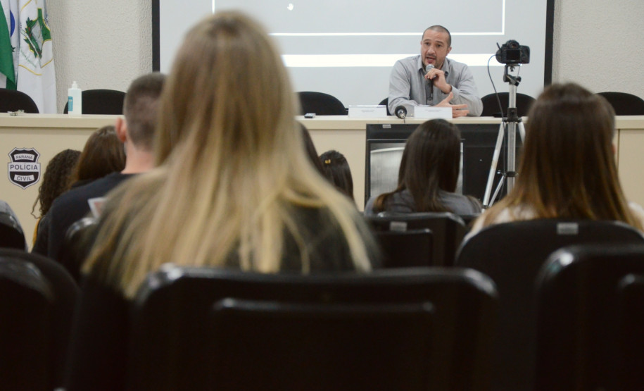 Policial civil conversa com estagiários