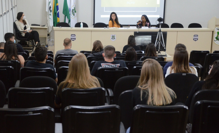 Policiais civis conversam com estagiários