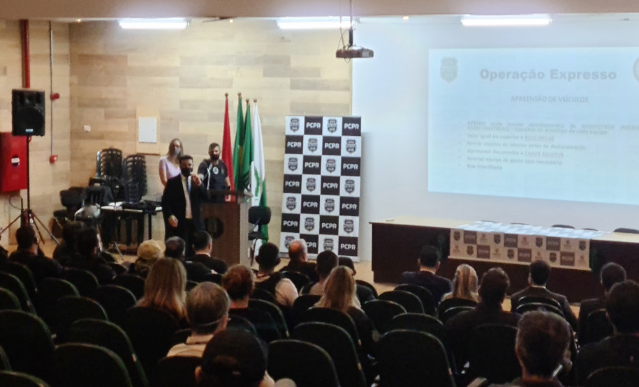 Policiais recebendo instruções para operação