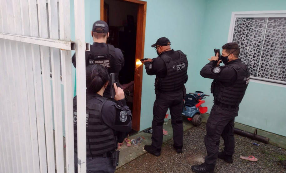Policiais civis em momento de ação