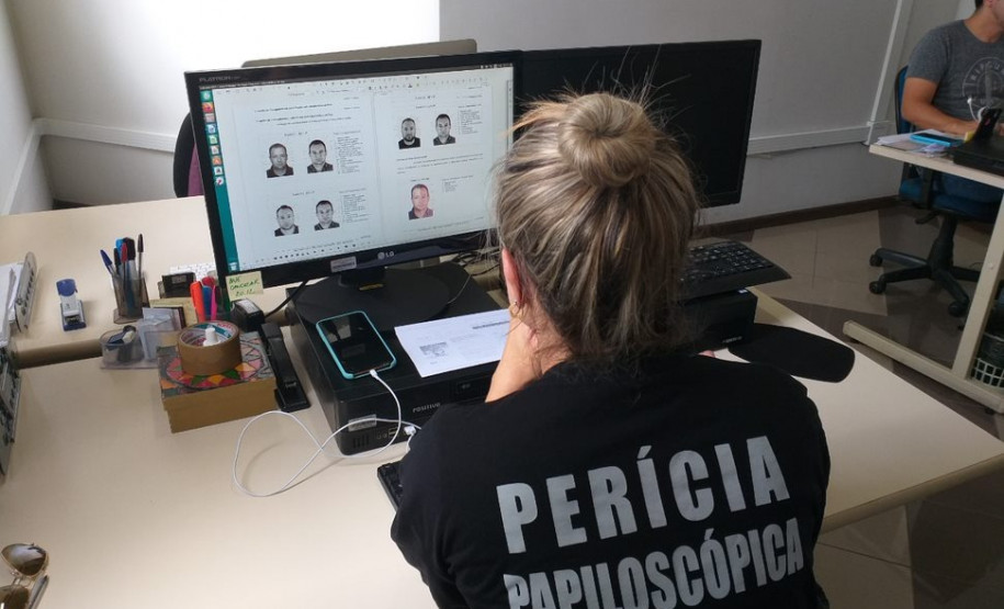 Policial civil analisando imagens em tela de computador