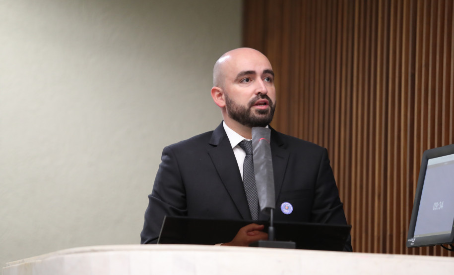 Delegado discursa na Alep